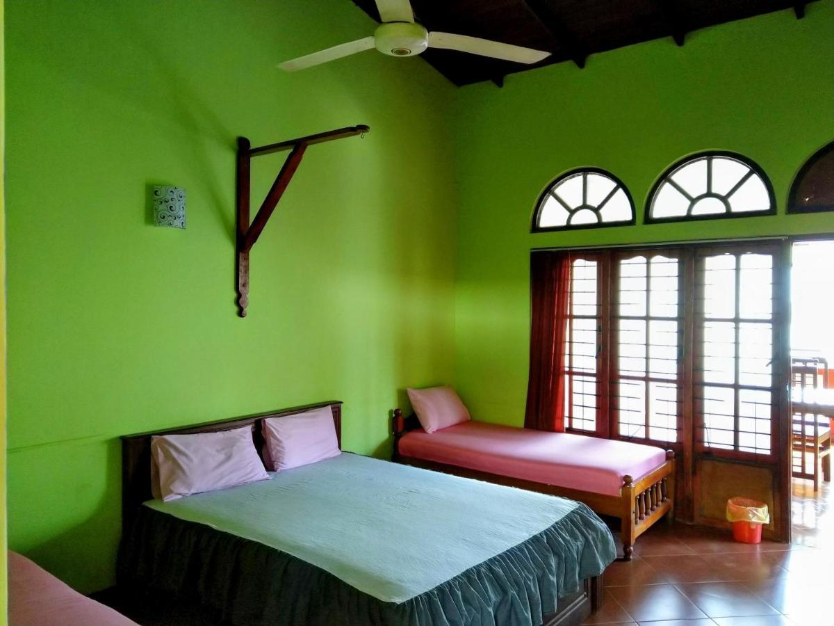Kandyan Feel Free Homestay Bagian luar foto